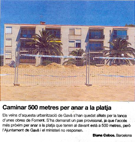 Foto-denúncia publicada el 3 de Juliol de 2008 al diari EL PERIÓDICO sobre les molèsties que causen a "Pine Beach" (Gavà Mar) les obres del nou tram del passeig marítim
